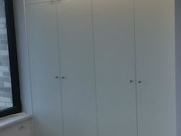 Шкаф в нишу с подсветкой